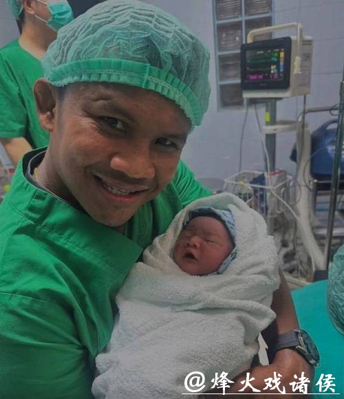 43岁泰拳传奇播求喜迎爱子,妻子罕见现身引发关注 43岁泰拳传奇播求喜迎爱子,妻子罕见现身引发关注